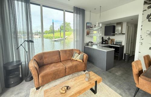 Montfort Boat Rental | Woonboot 1 - Maasterp