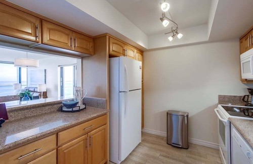 North Pacific Beach Condo | WOW 10th Fl Corner Unit * Ocean Views * Pool + Hot Tub