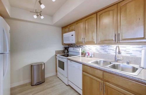 North Pacific Beach Condo | WOW 10th Fl Corner Unit * Ocean Views * Pool + Hot Tub