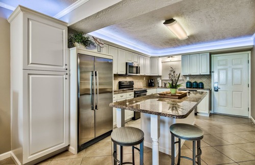 Holiday Isle Condo | WOW! Large 1 BR/1 BA on exclusive Holiday Isle, Destin FL includes Beach Service