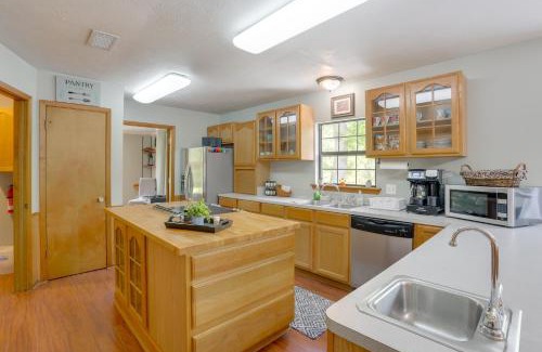 Hemphill House | Wraparound Porch Toledo Bend Reservoir Retreat!