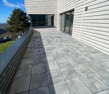 Treisberg Apartment | Wunderschöne 2,5 - Zimmer- Ferienwohnung mit Terrasse und Fernblick im Vordertaunus