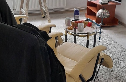 Zeitz Apartment | WZ, SZ, Bad, Küche mit Essplatz