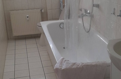 Zeitz Apartment | WZ, SZ, Bad, Küche mit Essplatz