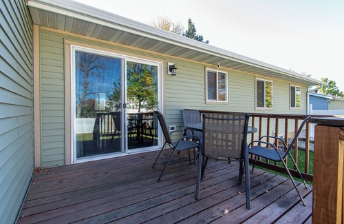 West Fargo House | XL Fenced Yard I Pack n Play I Yard Games I King