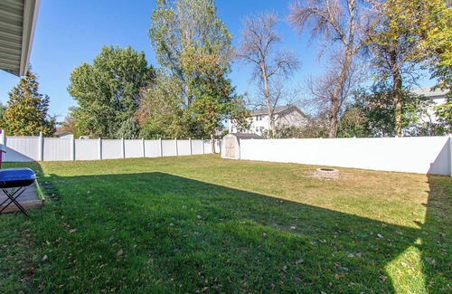 West Fargo House | XL Fenced Yard I Pack n Play I Yard Games I King