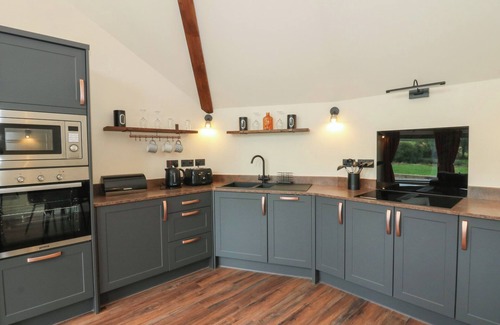 Cribyn Cottage | Y CWLWM - THE CELTIC KNOT, pet friendly, with a garden in Lampeter