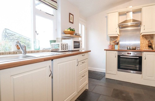 Troutbeck Cottage | YANWAY COTTAGE, pet friendly, with open fire in Troutbeck Bridge