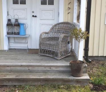 Troxhult House | Yellow Wooden House
