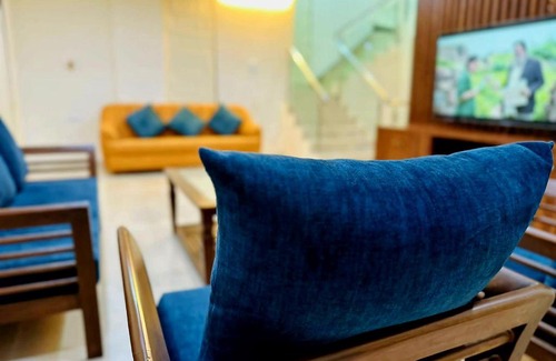 Arsiwalla Villa Villa | YellowBrick Villa - Near Market/Swimming pool/AC/Luxurious