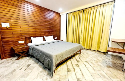 Arsiwalla Villa Villa | YellowBrick Villa - Near Market/Swimming pool/AC/Luxurious