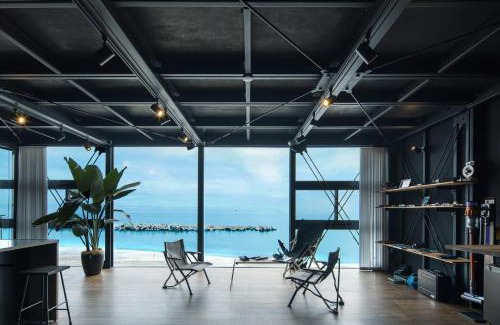 Yokosuka House | Yokosuka Sky Grey -横須賀のビーチフロントベース-