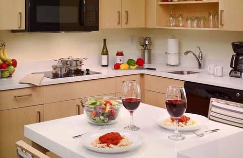 Monmouth Junction Hotel | Your Home Away From Home! Pet-Friendly, Seasonal Pool, Minutes to Quarry Park