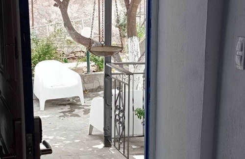 Koroni House | Your Koroni Escape Starts Here: Central Apartment near Zaga Beach and Tavernas.