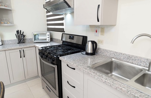 St. Joseph Apartment | Your Little Getaway - Lovely 3-bedroom apartment in Mt. Hope with WiFi and AC