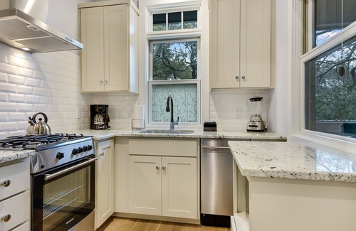 Barton Heights House | Zilker Serenity! Treetop deck, king bed. Walk to Barton Springs, dining & music.