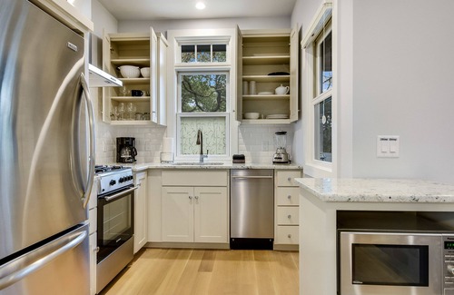 Barton Heights House | Zilker Serenity! Treetop deck, king bed. Walk to Barton Springs, dining & music.