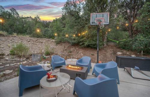 Glendale House | Zion Plush Family Escape HotTub, Games, Sleeps 14