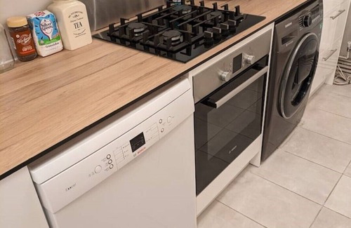 De Beauvoir Apartment | zone 2 central London next to City, Balcony with views of London skyline