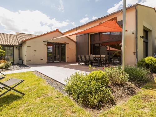 Élégant Gîte Rural avec Piscine Intérieure Chauffée près de Nantes - FR-1-306-913