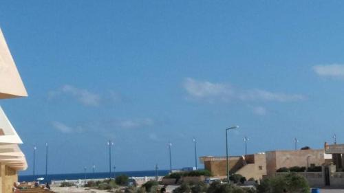 شاليه بقرية القصر السياحية للايجار ب مطروح إمتداد شاطيء الأبيض حمام السباحة في القرية به صيانه