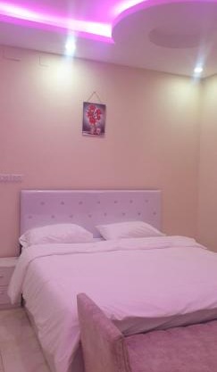 شقة بنظام فندقي بعقار سكني عائلي بغرفتين نوم ومجلس دور أرضي مخدوم غرفة نوم رئيسه بسرير كبير حمام خاص وغرفة نوم ثانية ب 3 اسرة مفردة وبحمام مستقل و مطبخ مجهز و مجلس و مدخل مستقل الارخص بالنظام الفندقي الخاص