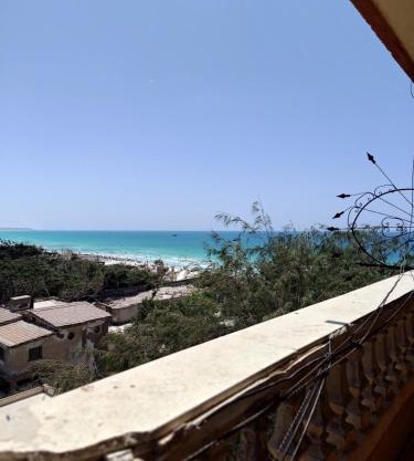 شقة تطل علي البحر دقيقة من منتجع القوات المسلحه البيطاش