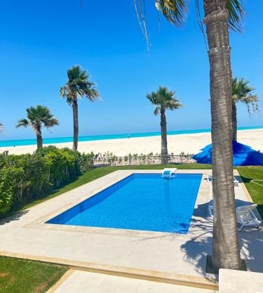 فيلا أول صف على البحر مارينا 5الساحل الشمالي 7 غرف كود 88