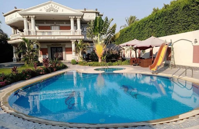 فيلا بحمام سباحة