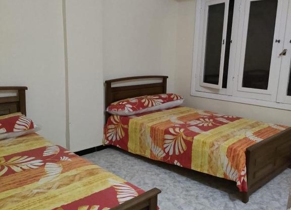 فيلا مميزة بالساحل الشمالي عفش جديد دورين ب ٣حمامات .٤غرف تراس. جنينة خاصة. قريبة من البحر