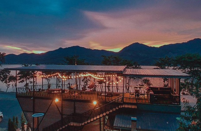 เลคแค้มป์ รีสอร์ท