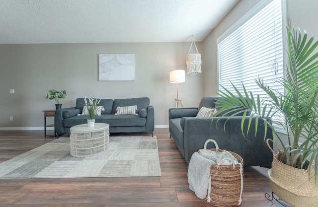 1.5 hrs to Banff, Cozy Townhome in Airdrie with AC