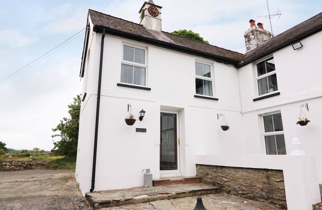 1 bed Clock house cottage with hot tub, West Wales