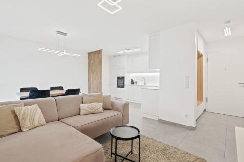 1 Bedroom Apartment - 5 Min Walk to Train Station