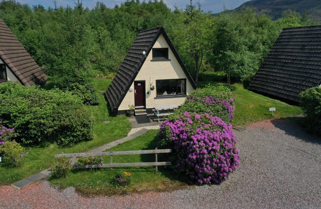 1 Bedroom Chalet with Mountain & Loch Views, midway between Ben Nevis & Glencoe