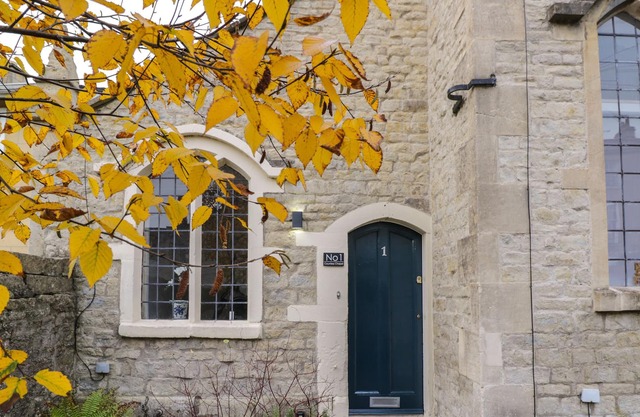 1 COUNTESS CHAPEL, character holiday cottage, with a garden in Bath