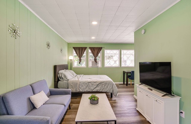 10 Mi to Dtwn: Cozy Couple's Getaway in San Diego