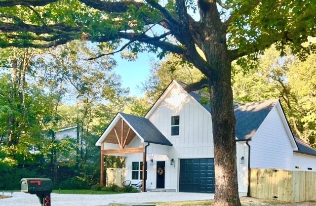 10 mins to Downtown Lux House, Hot Tub, Pet Friendly, Fenced Back Yard