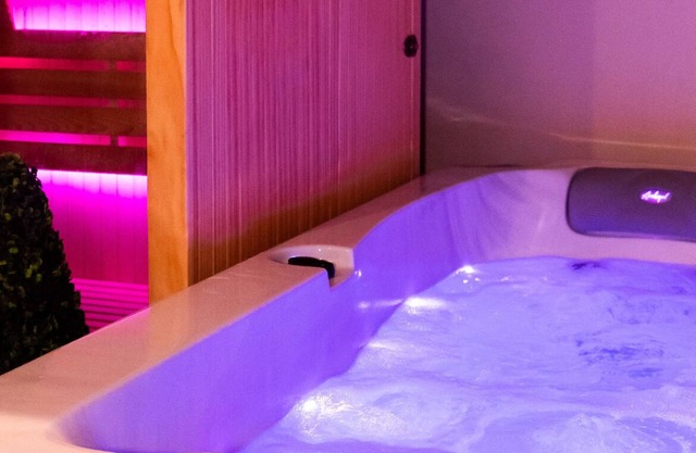 100% Private Spa with sauna and jaccuzzi