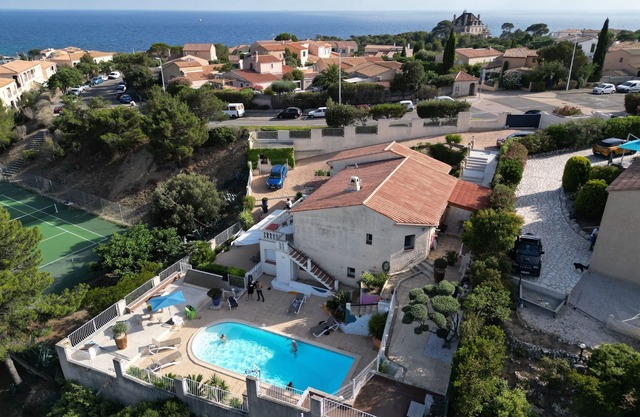 10mn from the port, village and sea, T3 first floor villa on the Côte Bleue