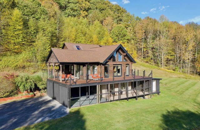 12 miles to All Star Village, 18 miles to Dreams Park. Only 1 hour from Windham, Platekill and Hunter ski mountains and 1.5 hours from Woodstock.