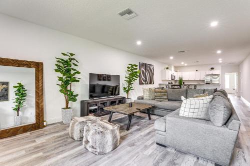 13 Mi to Beaches Pet-Friendly Condo in Palmetto!