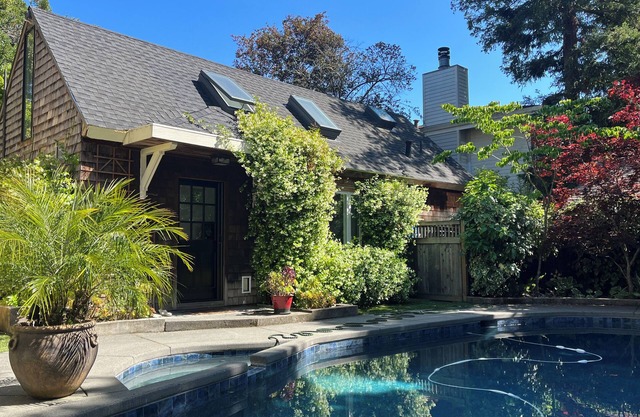 16 min. from San Francisco. 40 min. from Napa. . Walk to breweries, restaurants.