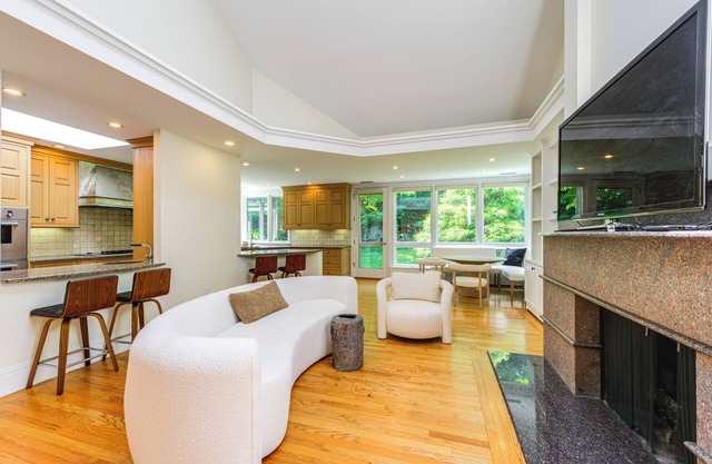 18 Mi to Boston - Stylish Unit in Upscale Enclave!