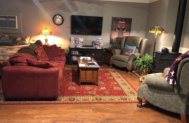 1882 Carriage House In The Heart Of The City!