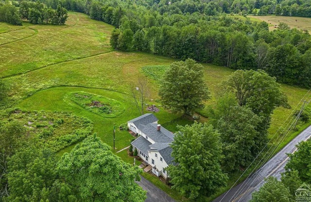 1890 Farmhouse minutes to skiing