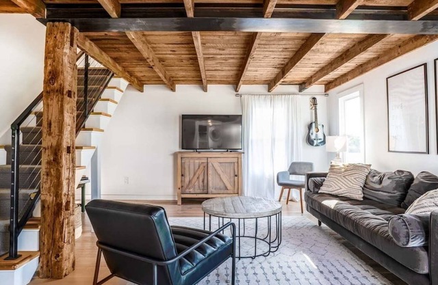 1890 Modern-Industrial Farmhouse *Mountain Views *1 minute walk to Rail Trail