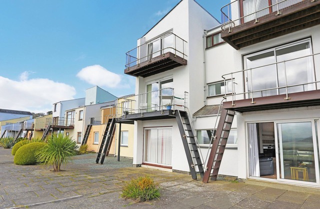 18D SOUTH SNOWDON WHARF, pet friendly, with a garden in Porthmadog