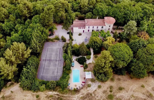 18th century Provencal farmhouse with swimming pool less than 20 minutes from Aix en Provence