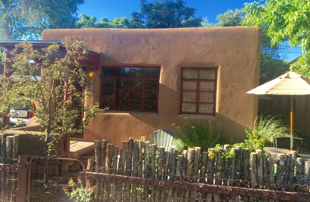 1930’s CASITA - in the SWEET HEART of Santa Fe! (South Capital)